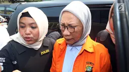 Tersangka Ratna Sarumpaet keluar dari mobil untuk memeriksa kesehatannya di Bidang Kedokteran dan Kesehatan (Biddokkes) Polda Metro Jaya, Jakarta, Rabu (10/10). Ratna Sarumpaet ditahan terkait kasus hoaks penganiayaan. (Liputan6.com/Johan Tallo)