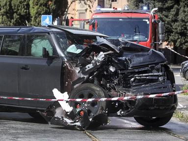 Mobil kapten Lazio, Ciro Immobile mengalami kersuakan setelah terlibat kecelakaan di Roma pada Minggu, 16 April 2023 waktu setempat. Mobil yang ditumpangi bersama dua anak perempuannya bertabrakan dengan trem di Jalur 19, yang menghubungkan kawasan Flaminio dan Prati. (AP/LaPresse/Roberto Monaldo)