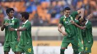 Pemain Persebaya United, Javier Pedro bersama rekan-rekan setim merayakan gol yang dicetaknya ke gawang pada laga Piala Presiden di Stadion Si Jalak Harupat, Bandung, Kamis (10/9/2015). Persebaya United berhasil menang 4-1. (Bola.com/Vitalis Yogi Trisna)