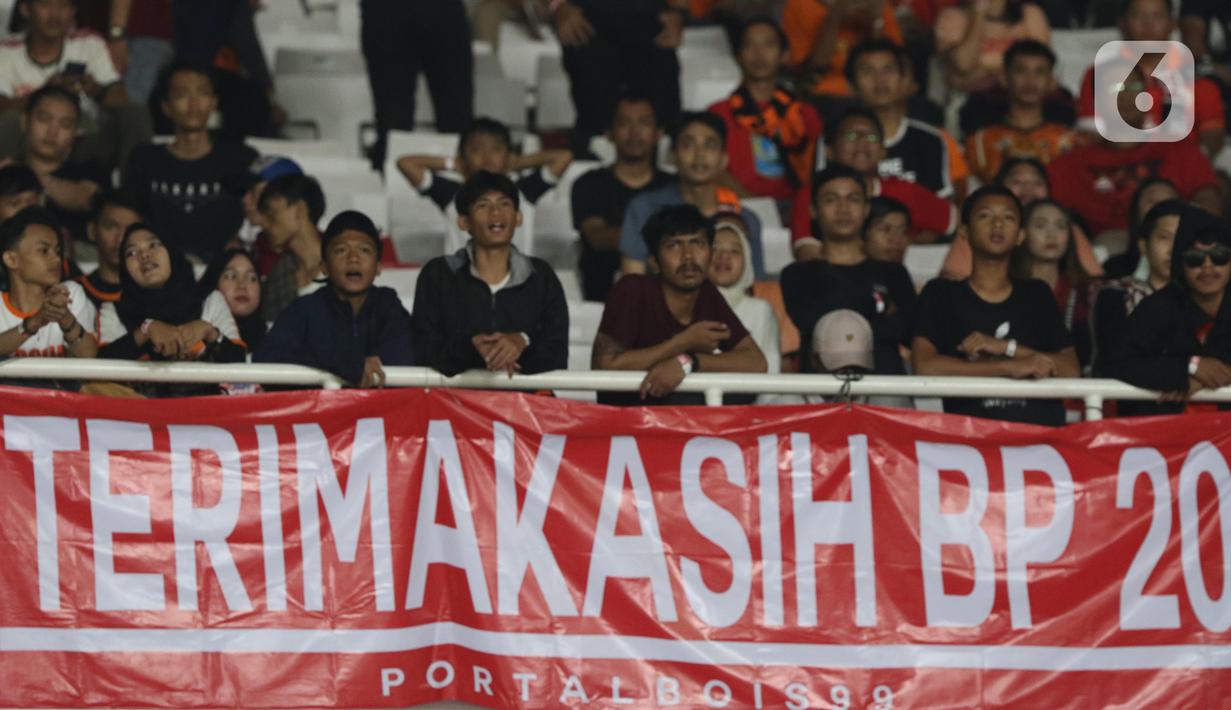 Suporter membentangkan spanduk saat menyaksikan laga perpisahan pemain Persija, Bambang Pamungkas pada Shopee Liga 1 Indonesia, SUGBK Jakarta, Selasa (17/12/2019). Laga lawan Persebaya menjadi pertandingan terakhir Bambang Pamungkas sebagai pesepakbola profesional. (Liputan6.com/Helmi Fithriansyah)