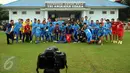 Sejumlah pemain Semen Padang berfoto bersama usai latihan di Lapangan Sutasoma, Halim Perdanakusuma, Jakarta, Jumat (22/1/2016). Latihan ini persiapan menghadapi Mitra Kukar di final piala Jenderal Sudirman. (Liputan6.com/Helmi Fithriansyah)