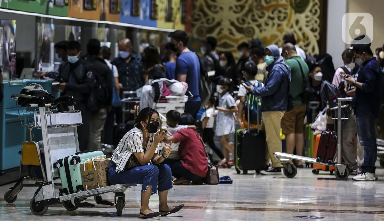 Calon penumpang pesawat menunggu pemberangkatan di Terminal 2 Bandara Soekarno Hatta, Tangerang, Banten, Rabu (5/5/2021). Pergerakan penumpang H-1 jelang larangan mudik diprediksi berjumlah 86.000 penumpang atau naik 15 persen dibanding hari kemarin. (Liputan6.com/Johan Tallo)