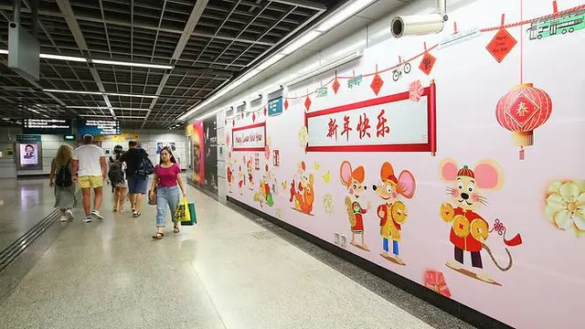Dekorasi kereta di stasiun MRT Clarke Quay.