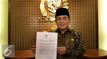 Ketua DPR Ade Komarudin memperlihatkan surat dari Presiden Jokowi perihal permintaan pertimbangan pengangkatan Komjen (Pol) Budi Gunawan (BG) jadi Kepala BIN di gedung Parlemen, Senayan, Jakarta, Jumat (02/9). (Liputan6.com/Johan Tallo)