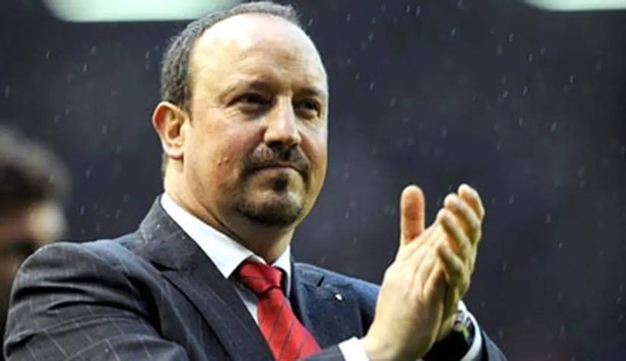 Liverpool manager Rafael Ben&iacute;tez applauds fans after the Premier league football match against Manchester City at Anfield, Liverpool, north-west England, on May 4, 2008. AFP PHOTO/ANDREW YATES