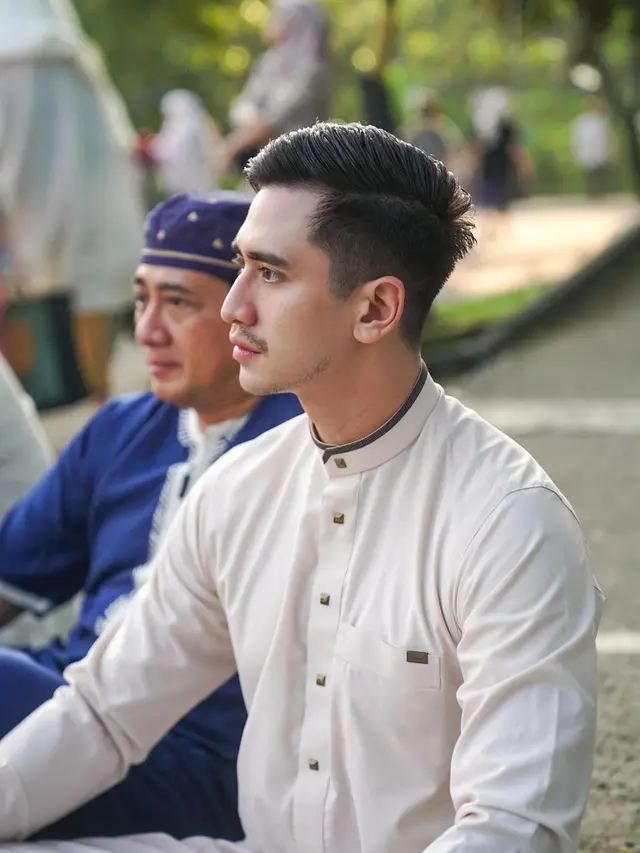 Verrell Bramasta saat akan melaksanakan Salat Id, Rabu (10/4/2024)