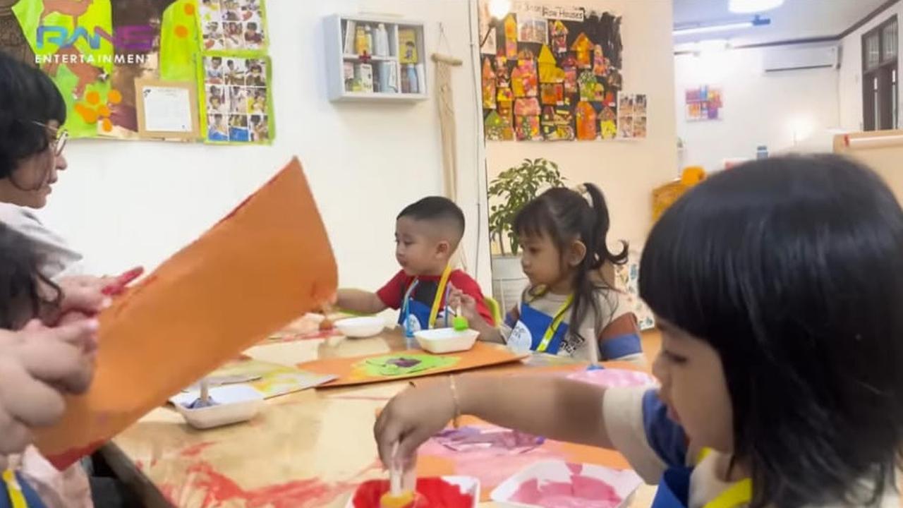 Potret Perdana Rayyanza 'Cipung' Sekolah di Usia 2 Tahun, Diantar Nagita & Sus Rini Siaga Menemani