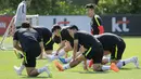 Pemain timnas Korea Selatan Son Heung-min (kanan) bersama rekan-rekannya melakukan peregangan otot saat berlatih untuk Piala Dunia 2018 di National Football Centre di Paju, Korea Selatan, Rabu (23/5). (AP Photo/Lee Jin-man)