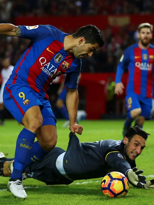 Penyerang Barcelona, Luis Suarez berusaha melewati kiper Sevilla, Sergio Rico pada lanjutan La Liga spanyol di Stadion Sanchez Pizjuan,  Spanyol, (7/11). Barcelona menang atas Sevilla 2-1. (REUTERS/ Marcelo del Pozo)