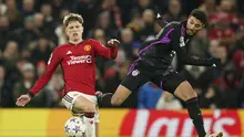 Alejandro Garnacho dari Manchester United, kiri, dan Noussair Mazraoui dari Bayern berebut bola saat pertandingan sepak bola grup A Liga Champions antara Manchester United dan Bayern Munich di stadion Old Trafford di Manchester, Inggris, Selasa, 12 Desember 2023. (AP Photo /Dave Thompson)