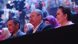 Kadiv Humas Mabes Polri, Irjen Pol Setyo Wasisto (tengah) saat menyaksikan Konser Raya 23 Tahun Indosiar di Jakarta Convention Centre, Kamis (11/1). Konser Raya 23 Tahun Indosiar di meriahkan sederet artis dan penyanyi. (Liputan6.com/Helmi Fithriansyah)