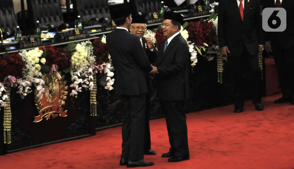 Joko Widodo atau Jokowi (kiri) dan Ma'ruf Amin (tengah) bersalaman dengan Wakil Presiden periode 2014-2019 Jusuf Kalla usai resmi dilantik sebagai Presiden dan Wakil Presiden RI periode 2019-2024 di Gedung Nusantara, Jakarta, Minggu (20/10/2019). (merdeka.com/Iqbal Nugroho)