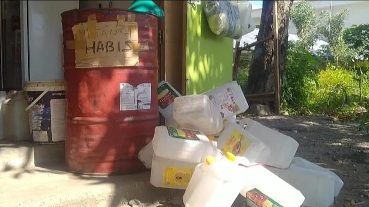 Jerigen dan drum tempat pengisiana minyak tana tidak berisi minyak tanah, diletakan di depan sala satu kios penjualan minyak tana. (Liputan6.com/ Dionisius Wilibardus)