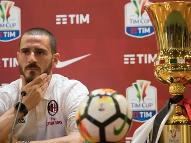 Kapten AC Milan Leonardo Bonucci memberi keterangan saat konferensi pers di stadion Olimpico, Roma, Italia, (8/5). AC Milan akan berhadapan dengan Juventus pada final Coppa Italia, Kamis (10/5/2018) dini hari WIB. (AP Photo/Maurizio Brambatti)