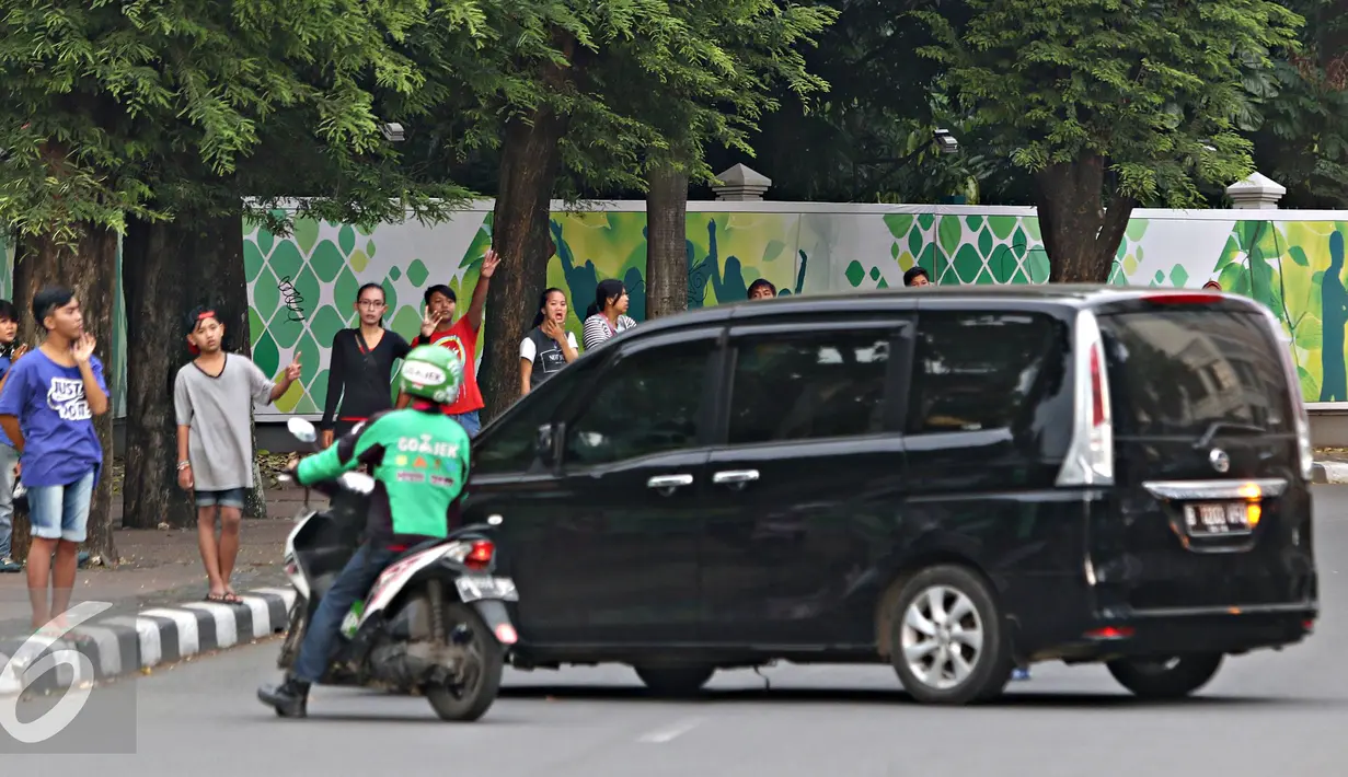 Joki 3 in 1 kepada kendaraan roda empat di Senayan, Jakarta, Selasa (29/3). Akibat banyaknya anak yang dieksploitasi menjadi penumpang sewaan Gubernur Ahok berencana menghapus kebijakan 3 in 1 di jalan-jalan protokol. (Liputan6.com/Immanuel Antonius)