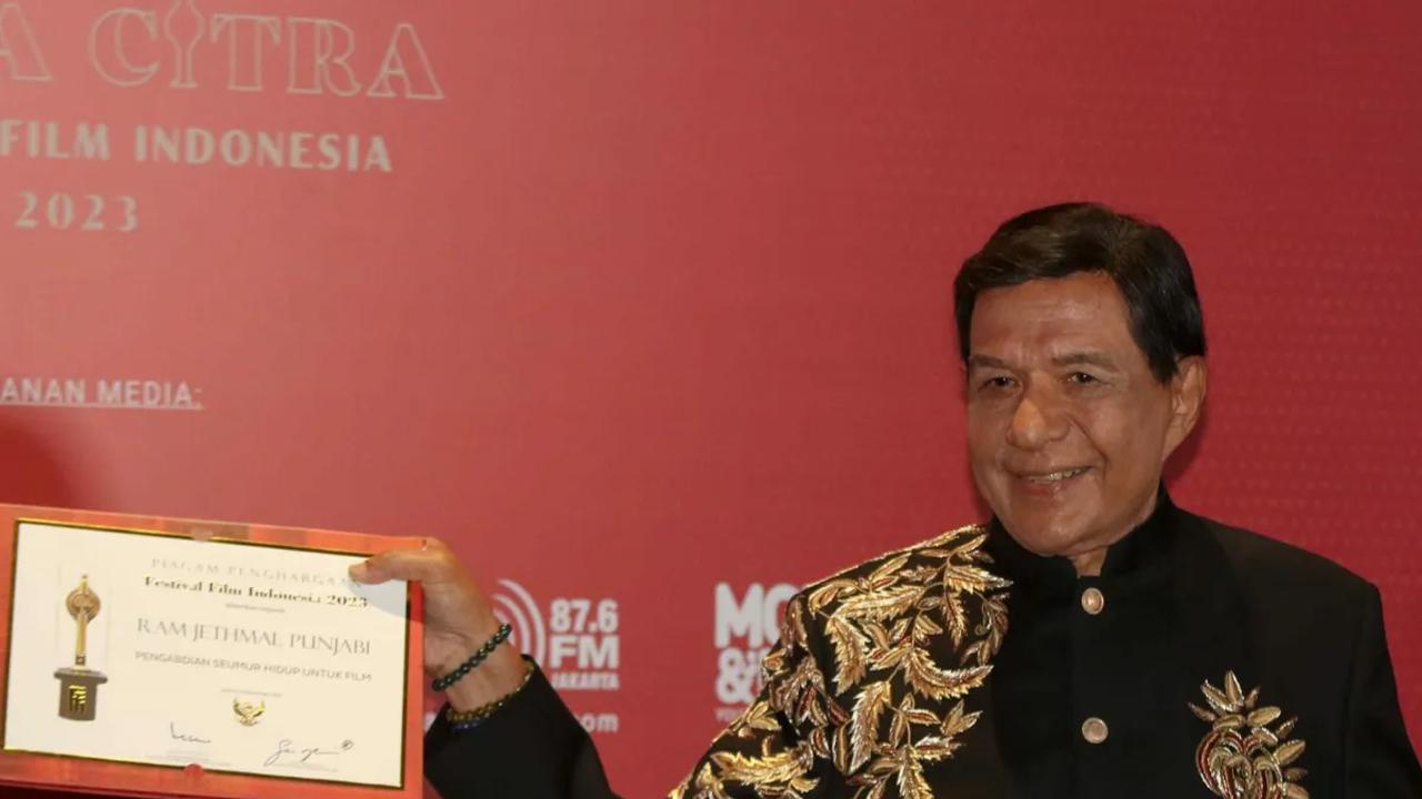 Produser  Raam Punjabi berpose memegang piala saat menerima Anugerah Festival Film Indonesia (FFI) 2023 kategori  Pengabdian Seumur Hidup di Ciputra Artpreneur, Jakarta, Selasa (14/11/2023).