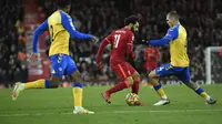 Pemain Liverpool Mohamed Salah bersaing dengan bek Southampton Kyle Walker-Peters (kiri) dan Lyanco dalam pertandingan Liga Inggris di Stadion Anfield pada 27 November 2021. (Oli SCARFF / AFP)