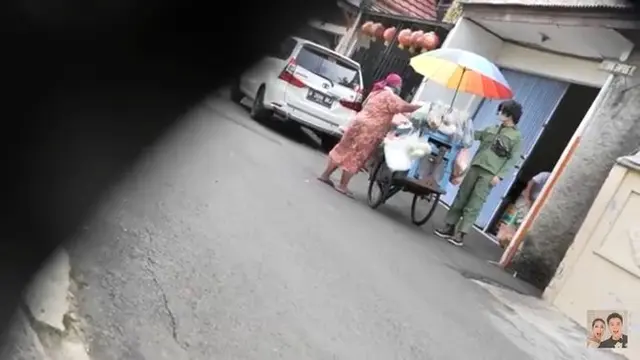 Kali ini, Baim Wong menyamar sebagai seorang hansip. Dia memborong dagangan tukang sayur. (YouTube/ BaimPaula)