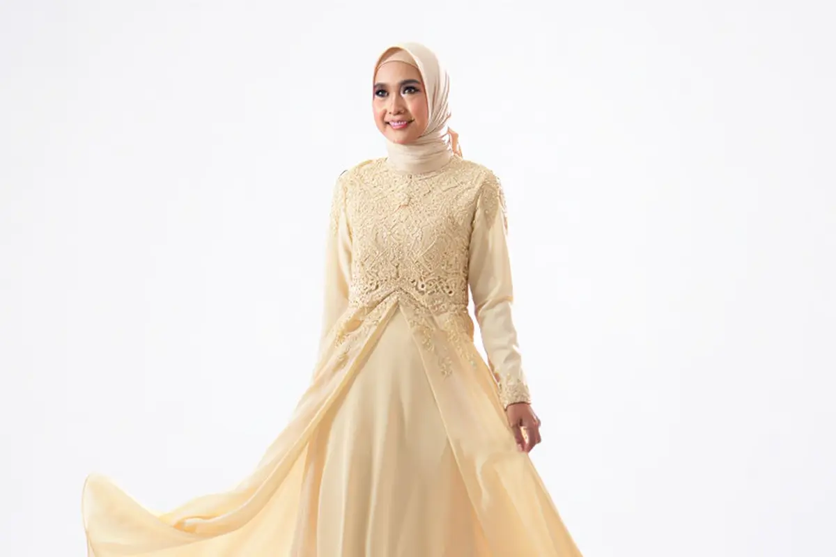 Model Gaun Pesta Muslimah Kombinasi Brokat dan Satin/Ilustrasi AI