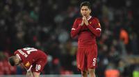 Ekspresi Penyerang Liverpool Roberto Firmino (kanan) usai pertandingan melawan West Bromwich Albion pada putaran keempat Piala FA di stadion Anfield, Inggris (27/1). Liverpool takluk dari West Bromwich Albion 3-2. (AFP Photo/Paul Ellis)