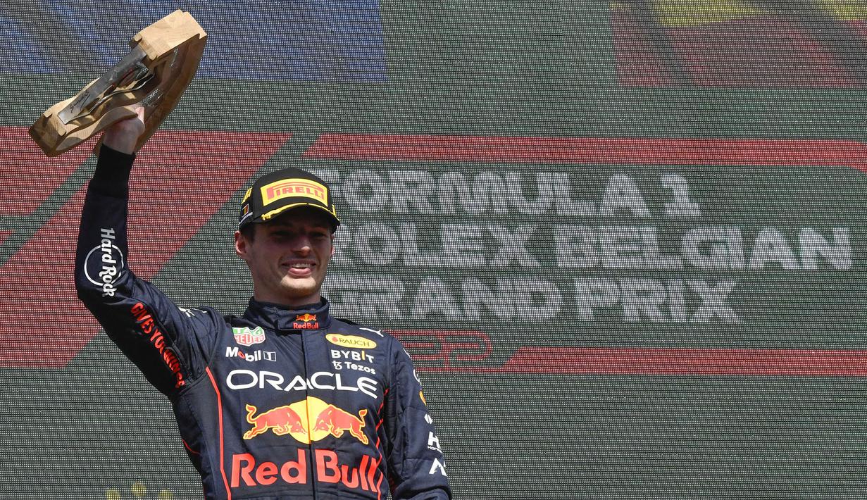 Kemenangan tersebut membuat Verstappen semakin tak terkejar di tangga klasemen Formula 1 2022. Ia berhasil memimpin dengan 284 poin disusul oleh rekan setimnya, Sergio Perez dengan koleksi 191 poin. (AP/Olivier Matthys)