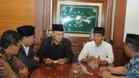 Dalam kunjungannya ke PBNU, Jokowi dan petinggi PBNU lainnya membahas tentang pesantren dan sarana kesehatan yang berada di bawah naungan PBNU, Jakarta, (11/7/14), (Liputan6.com/Herman Zakharia).