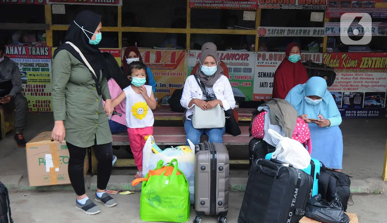 Pemudik menunggu pemberangkatan dari terminal bayangan yang ada di Pasar Jumat, Jakarta, Rabu (5/5/2021). Jelang pemberlakuan larangan mudik 2021 pada esok hari, sejumlah terminal bayangan di wilayah Jabodetabek dipadati para pemudik tujuan Pulau Jawa dan Sumatera. (merdeka.com/Arie Basuki)