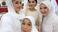 Lihat di sini tampilan ibu dan kakak-adik Erina Gudono di acara tasyakuran kehamilannnya. [@erinagudono]