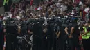 Para petugas keamanan stadion pun tidak sanggup untuk menahan para suporter Nice untuk turun ke lapangan. (Foto: AFP/Valery Hache)