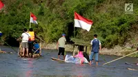 Peserta menyusuri sungai Bone menggunakan rakit tradisional di Gorontalo, Sabtu (23/3). Kegiatan ini dilaksanakan sebagai upaya meningkatkan kesadaran masyarakat Bonebol untuk bisa menjaga kelestarian sungai. (Liputan6.com/Arfandi Ibrahim)