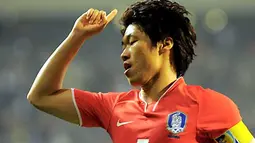 South Korea's Park Ji-Sung reacts after scoring the second goal against United Arab Emirates during the Asian qualifiers for the 2010 FIFA World Cup in Seoul on October 15, 2008. South Korea won the match 4-1. AFP PHOTO/KIM JAE-HWAN