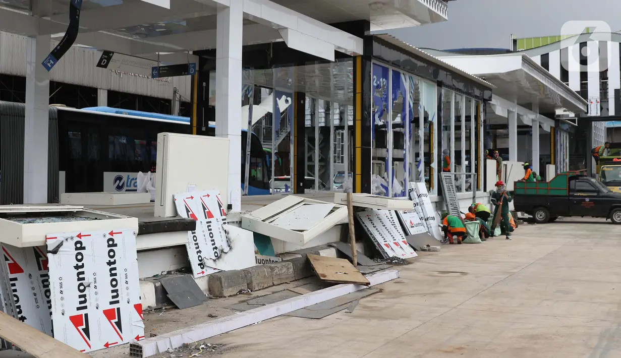 Kondisi halte transjakarta Senen yang masih tahap penyelesaian, Jakarta, Jumat (9/10/2020). Unjuk rasa menentang disahkannya Omnibus Law UU Cipta Kerja berujung aksi anarkis merusak berbagai fasilitas umum pada Kamis malam (8/10). (Liputan6.com/Helmi Fithriansyah)