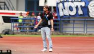 Pelatih Persija Jakarta, Mauricio Ferreira De Souza saat laga lanjutan BRI Super League 2025/2026 melawan Persib Bandung di Stadion Gelora Bandung Lautan Api, Bandung, Minggu (11/01/2026). (Bola.com/Abdul Aziz)