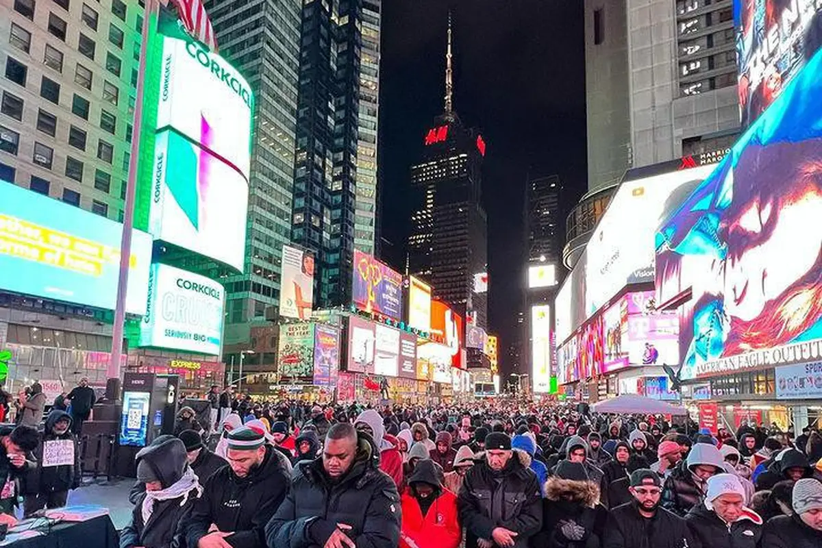 Ratusan Umat ​​Muslim Kembali Gelar Shalat Tarawih di Times Square New York