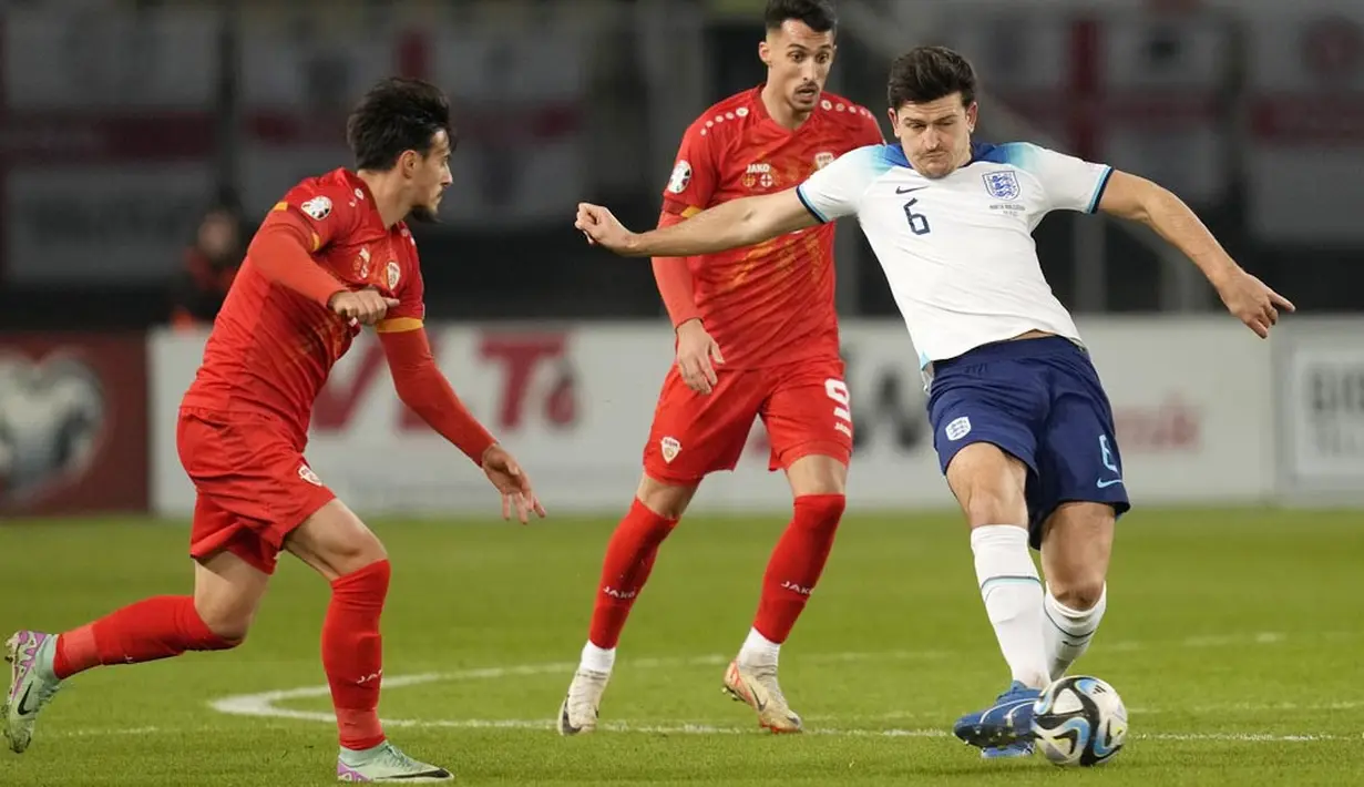 Pemain Inggris, Harry Maguire, melepaskan tendangan saat melawan Makedonia Utara dalam duel matchday 10 Kualifikasi Euro 2024 Grup C di National Arena Todor Proeski, Selasa (21/11/2023). Bertandang ke Tose Proeski Arena, Inggris bermain lepas karena sudah dipastikan lolos ke putaran final Piala Eropa 2024. (AP Photo/Darko Vojinovic)