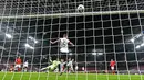 Pemain Swiss Mario Gavranovic mencetak gol ke gawang Jerman pada pertandingan UEFA Nations League di Cologne, Jerman, Selasa (13/10/2020). Pertandingan berakhir dengan skor 3-3. (AP Photo/Martin Meissner)