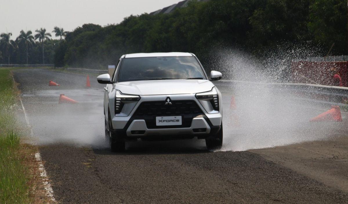 Misalnya wet mode, seberapa dalam jalan dilewati ketika banjir oleh XForce? Kalau 30 cm, masih oke, dan kalau normal mode, grip ban jadi licin dan tidak stabil. Namun, jika mengaktifkan wet mode, justru lebih stabil. Ada Fitur AYC yang menolong saat di ja
