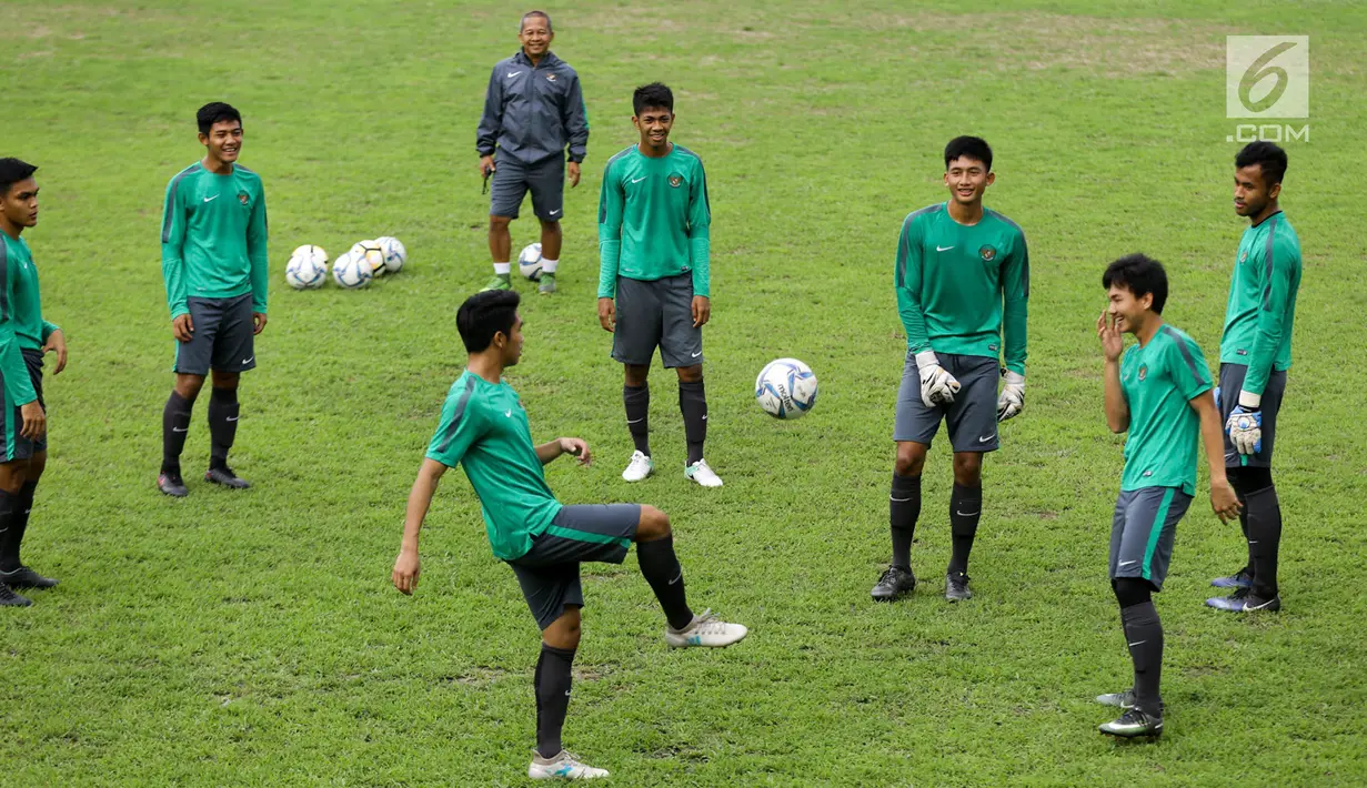 Timnas Indonesia U-19 kembali jalani latihan di Stadion Pandomar, Yangon, Minggu (10/9). Latihan ini ditujukan sebagai persiapan menghadapi Vietnam pada laga ketiga penyisihan Piala AFF U-18 2017 pada Senin (11/9) mendatang. (Liputan6.com/Yoppy Renato)
