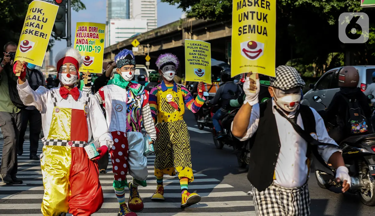 Angggota Komunitas Aku Badut Indonesia (ABI) melakukan aksi kampanye di kawasan Cilandak, Jakarta Selatan, Senin (12/7/2021). Mereka mengajak masyarakat agar menggunakan masker untuk kepentingan bersama dan mengurangi lonjakan kasus COVID-19. (Liputan6.com/Johan Tallo)