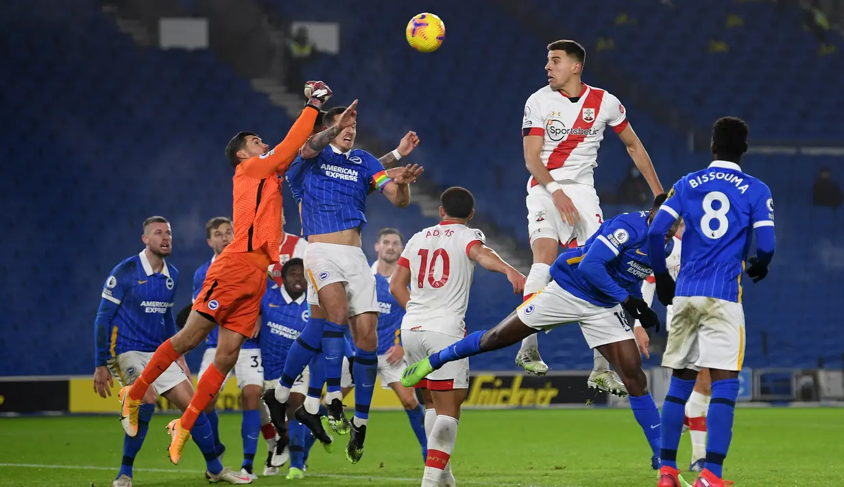 Bek Southampton, Lewis Dunk, berusaha menyundul bola ke gawang Brighton pada laga lanjutan Liga Inggris di Falmer Stadium, Selasa (8/12/2020) dini hari WIB. Southampton menang 2-1 atas Brighton. (AFP/Mike Hewitt/pool)