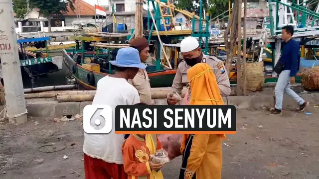 VIDEO: Polisi Bagikan 'Nasi Senyum' untuk Buka Puasa Ramadan