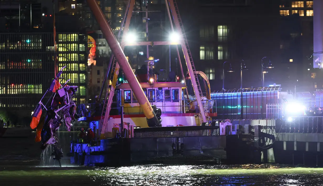 Sebuah helikopter wisata jatuh di Sungai Hudson antara Manhattan, New York dan tepi pantai New Jersey, Amerika Serikat (AS) pada Kamis sore, 10 April 2025 waktu setempat. (Michael M. Santiago/GETTY IMAGES NORTH AMERICA/Getty Images via AFP)