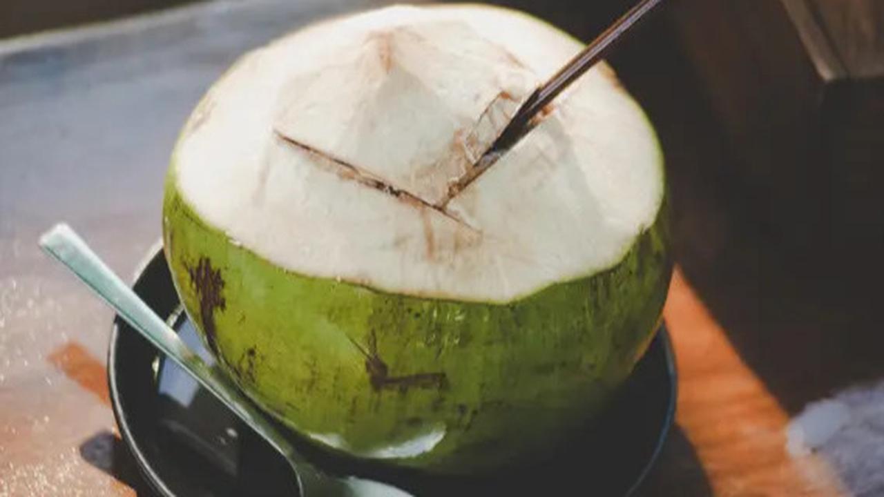 Banyak yang Tidak Diketahui, Ini 5 Manfaat Air Kelapa yang Mencegah Batu Ginjal dan Menjaga Kesehatan Jantung
