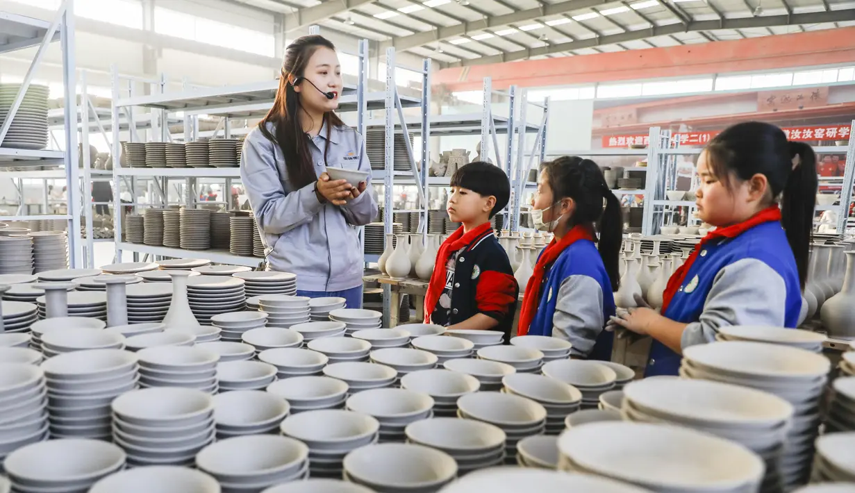 Sejumlah siswa sekolah dasar belajar tentang porselen di sebuah bengkel kerja porselen Ru di wilayah Baofeng, Provinsi Henan, China, 15 November 2020. Lebih dari 90 siswa SD Xichengmen mengikuti kegiatan praktik di bengkel kerja itu untuk belajar tentang porselen Ru. (Xinhua/He Wuchang)