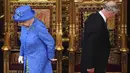 Dalam file foto ini diambil pada 21 Juni 2017 Ratu Inggris Elizabeth II dan putranya Pangeran Charles Inggris, Pangeran Wales bersiap untuk mengambil tempat duduk mereka saat mereka tiba di House of Lords selama Pembukaan Parlemen Negara di Houses of parlemen di London. Raja Charles III menjadi penerus takhta Kerajaan Inggris setelah Ratu Elizabeth II wafat pada Kamis (8/9/2022). (AFP/Carl Court)
