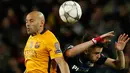 Gelandang Atletico Madrid, Saul Niguez (kanan) berebut bola udara dengan gelandang Javier Mascherano pada leg pertama perempat final Liga Champions di Camp Nou, Spanyol (6/4). Barcelona menang atas Atletico Madrid dengan skor 2-1. (Reuters/Albert Gea)