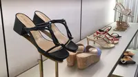 Brand alas kaki ternama, Stuart Weitzman meluncurkan koleksi Spring Summer 2022, mulai dari sandal kasual hingga sneakers yang berhiaskan kristal. (Liputan6.com/Putu Elmira)