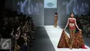 Model membawakan busana rancangan Anne Avantie di Jakarta Fashion Week (JFW) 2016 di Senayan City, Jakarta, Selasa (27/10/2015). Koleksi kali ini Anne Avantie bertema “Gambang Semarang”. (Liputan6.com/Herman Zakharia)