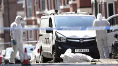 Petugas forensik polisi menggeledah sebuah van putih di sudut Maples Street dan Bentinck Road, Nottingham, Inggris, Selasa (13/6/2023). Tiga orang ditemukan tewas di kota tersebut dalam apa yang digambarkan oleh polisi sebagai 'insiden mengerikan dan tragis'. (Zac Goodwin/PA via AP)