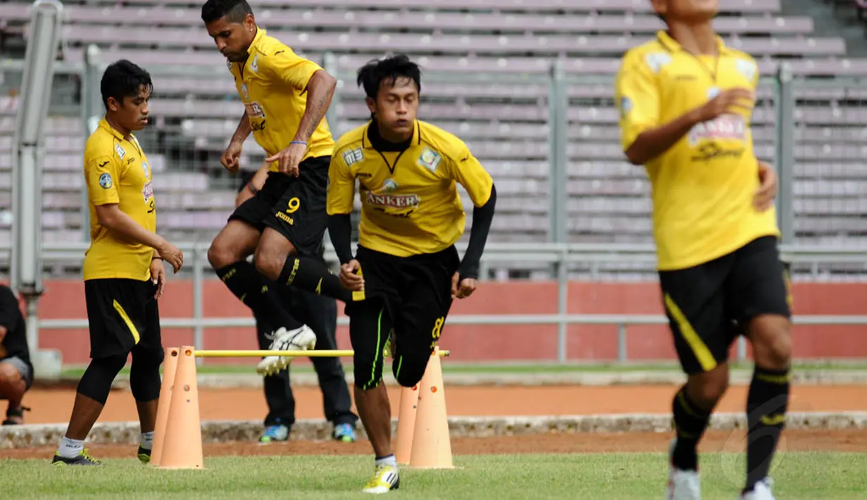 Salah satu penyerang Arema Cronus, Alberto Goncalves (kedua dari kiri) melakukan latihan lompatan di Stadion GBK Jakarta, (3/5/2014). (Liputan6.com/Helmi Fithriansyah)